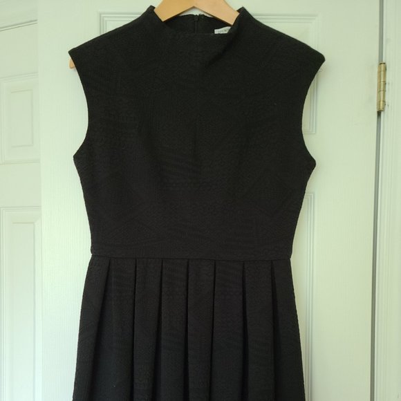 Pleated black structured dress - Picture 4 of 8